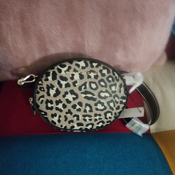Marc Jacobs Leather Oval Crossbody Bag NWT Leopard print - Picture 2 of 11